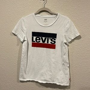 White Levi’s logo T-shirt